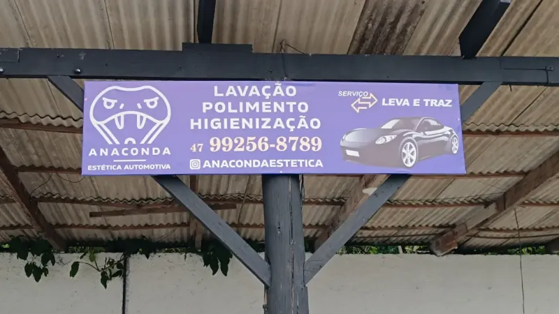 Faixa da Anaconda Estética Automotiva instalada para divulgação
