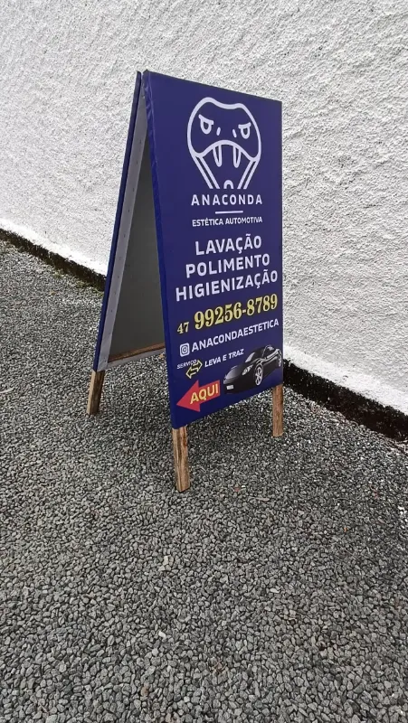 Cavalete duplo de sinalização da Anaconda Estética Automotiva, na calçada