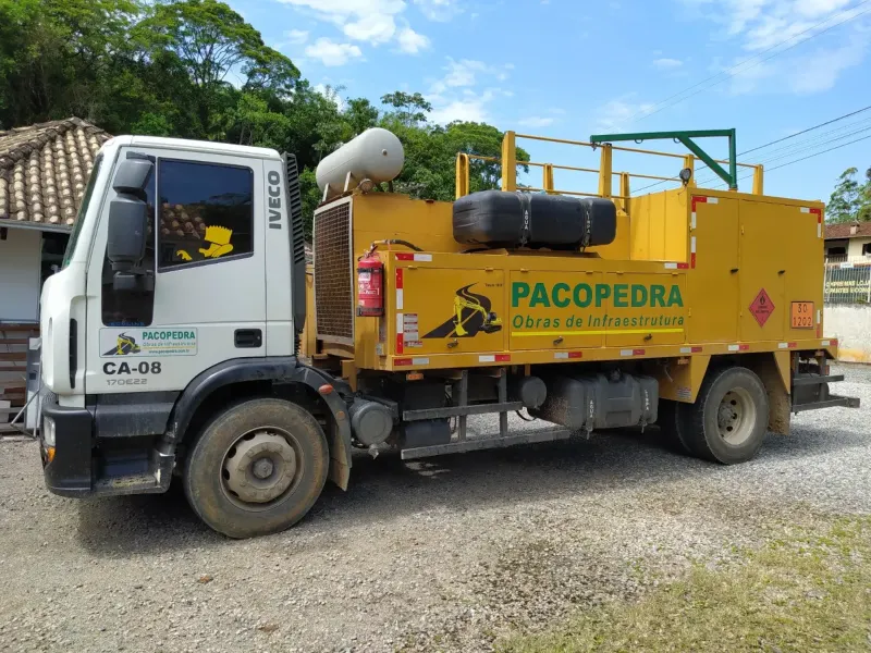 Caminhão da Pacopedra com adesivação lateral da marca