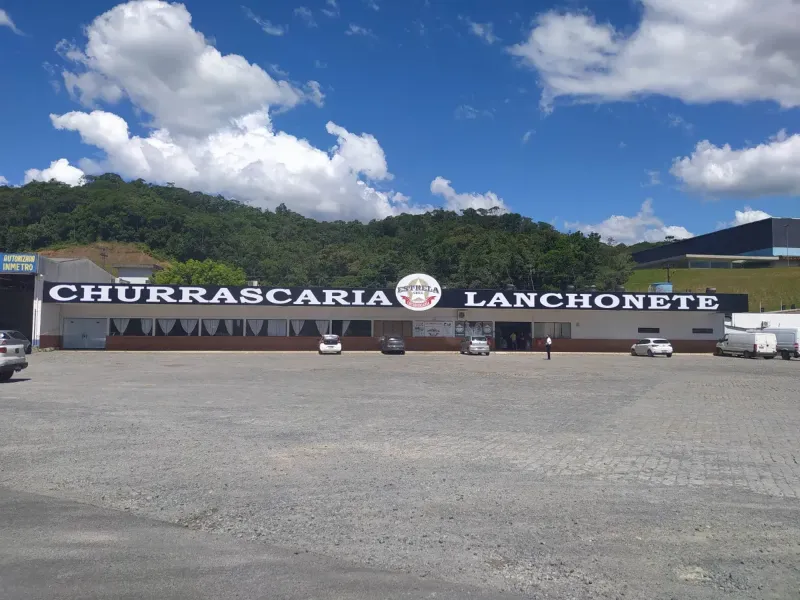 Fachada da Churrascaria Lanchonete Estrela Grill, com letreiro em caixa alta