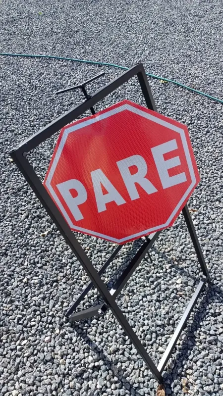 Placa de sinalização viária "Pare" instalada em cavalete