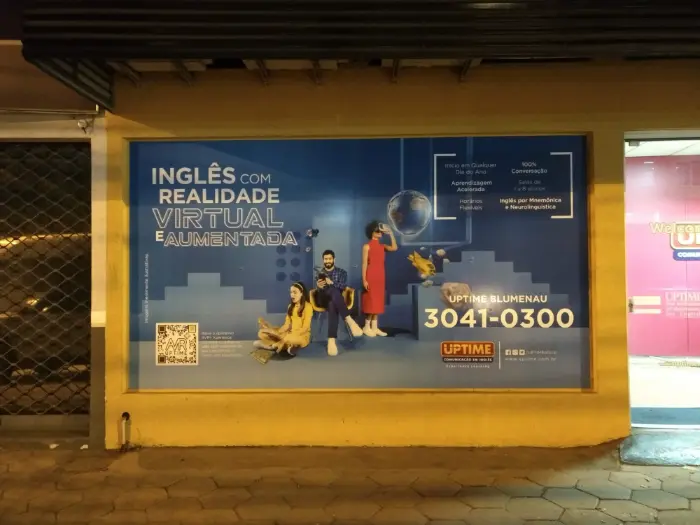 Adesivo de vitrine de escola de inglês, com cenário de realidade virtual e aumentada