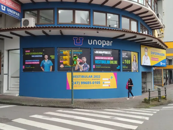 Adesivos de vitrine com peças publicitárias, para unidade de ensino