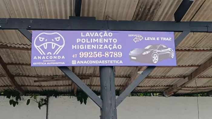 Banner pendurado com serviços de estética automotiva