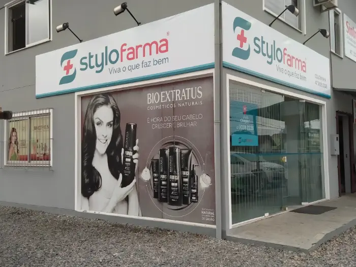 Fachada de farmácia com adesivo promocional de grande formato