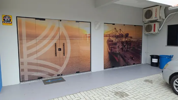 Jateado decorativo de grande formato em portas de garagem residencial