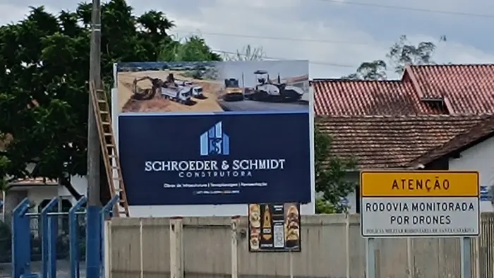 Outdoor de grande formato para construtora, com fotos de obras