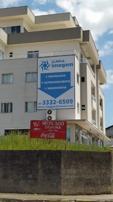 Painel de fachada para clínica de radiologia, fixado em prédio