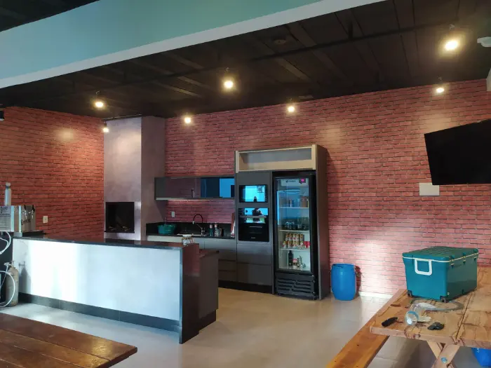 Revestimento decorativo de parede em tijolinho, para área de bar