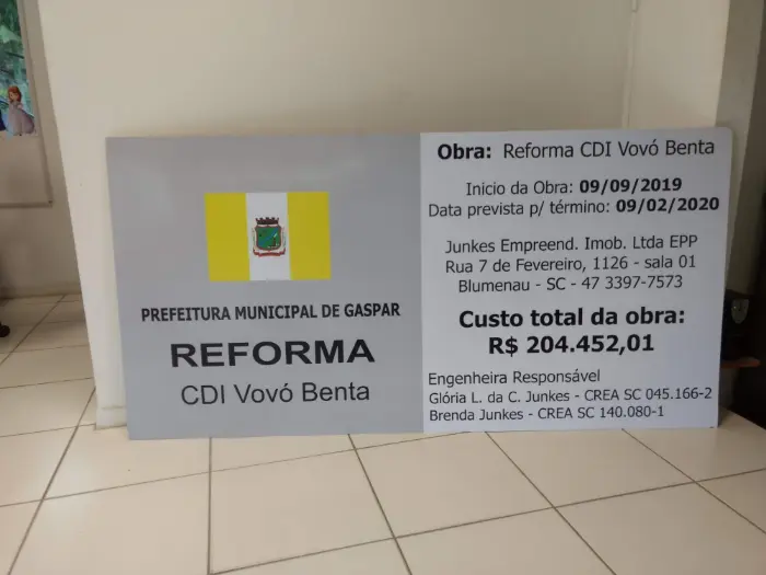 Placa de identificação de obra pública, com dados do empreendimento
