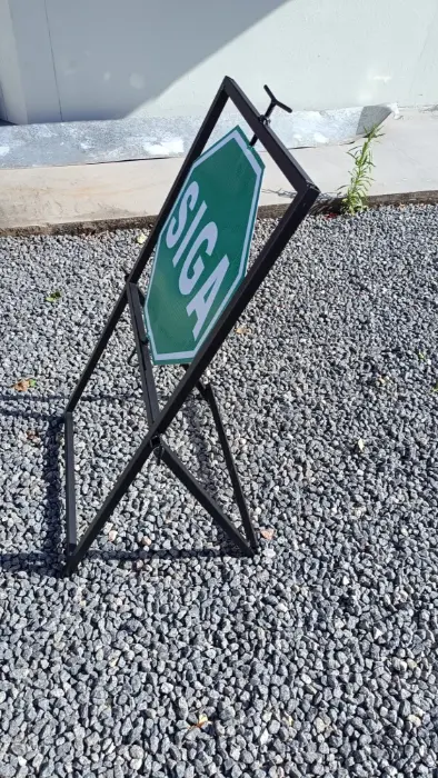 Placa de sinalização viária "Siga" em cavalete metálico