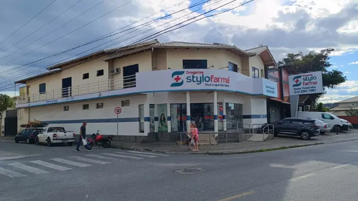 Testeira de fachada para farmácia, em esquina